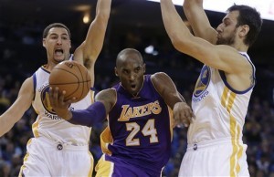 Kobe Bryant fue crucial para que Los Ángeles se impusiera por 114-109 a Atlanta. Foto: AP