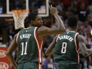 Brandon Knight, de los Bucks, festeja junto a su compañero Larry Sanders, luego de encestar. Foto: AP