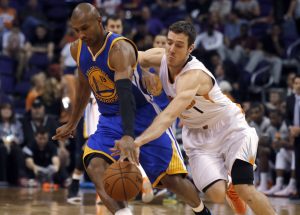 El guardia de los Suns Goran Dragic (1) trata de robarlr el balón al guardia Leandro Barbosa. Foto: AP