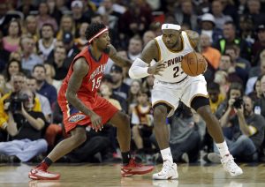 LeBron James (der) aportó un "triple doble" contra los Pelicans. Foto: AP