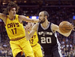 El argentino Manu Ginóbili, de los Spurs de San Antonio, dribla al brasileño Anderson Varejao, de los Cavaliers de Cleveland. Foto: AP