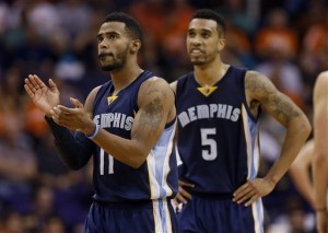 Mike Conley y Courtney Lee, de los Grizzlies, festejan durante el partido ante los Suns de Phoenix. Foto: AP