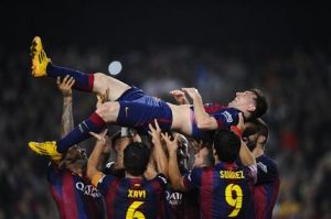 El jugador argentino del Barcelona Lionel Messi manteado por sus compañeros tras marcar ante el Sevilla en un partido de Liga, proclamándose máximo goleador histórico de la competición en el Camp Nou, en Barcelona, el 22 de noviembre de 2014.  Foto: AP