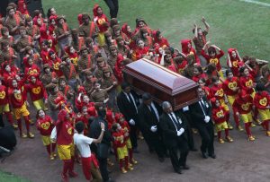 El féretro con los restos de Roberto Gómez Bolaños  fue escoltado por niños vestidos de "El Chapulín Colorado" y "El Chavo del Ocho" en el Estadio Azteca. Foto: AP