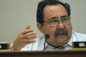 El demócrata Raúl Grijalva aseguró su quinta reelección al vencer a su adversario durante las elecciones generales del martes. Cortesía Toppointmemo.com/Mixed Voces