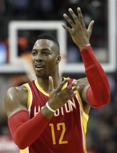 Dwight Howard, de los Rockets de Houston, reclama una falta durante el partido. Foto: AP