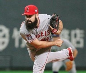 Matt Shoemaker limitó a Japón a dos hits en cinco entradas en blanco. Foto: AP