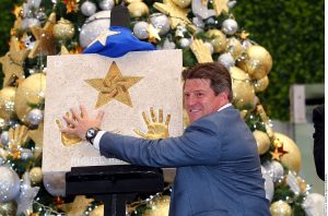 El “Piojo” develó ayer las huellas de sus manos en la Plaza de las Estrellas de la capital mexicana. Foto: Agencia Reforma