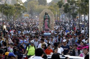 Los peregrinos que llegan a la Villa de diferentes partes de México aportan una gran variedad de platillos típicos. Foto: Agencia Reforma 