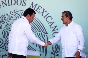 El secretario de Gobernación, Miguel Ángel Osorio Chong (izq), puso en marcha el operativo especial de seguridad en Tierra Caliente. Foto: Notimex