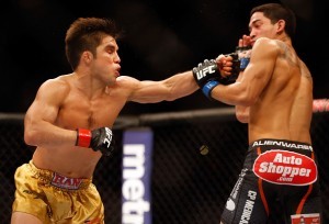 Henry Cejudo (izq) le conecta un jab de zurda a Dustin Kimura durante el evento UFC Fight Night en el U.S. Airways Center el sábado. Foto: Especial