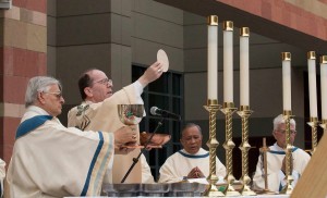 El Obispo de la Diócesis Católica de Phoenix, Thomas Olmsted, presidirá la histórica ordenación sacerdotal de Fernando Camou. Foto: Phil Soto