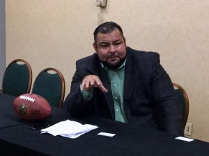 Rolando Cantú, del departamento de relaciones públicas en español de los Cardenales de Arizona. Foto: Carlos Molina