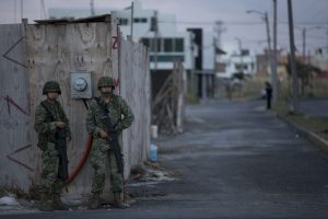 Soldados vigilan desde a un malecón cerca de donde se hospedan varios jefes de estado en Boca del Río, en el estado de Veracruz, México, el domingo 7 de diciembre de 2014. Boca del Río es sede de la XXIV Cumbre Iberoamericana que reúne a jefes de estado y de gobierno de Latinoamérica e Iberoamérica. Foto: AP