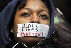 El incidente en Phoenix recuerda las protestas y manifestaciones masivas en todo el país por la reciente muerte de Michael Brown en Ferguson, Missouri. Foto: AP 