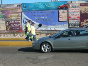 San Luis Río Colorado es la única ciudad de la frontera donde se había permitido que se usara el cerco para colocar publicidad. Foto: Notimex