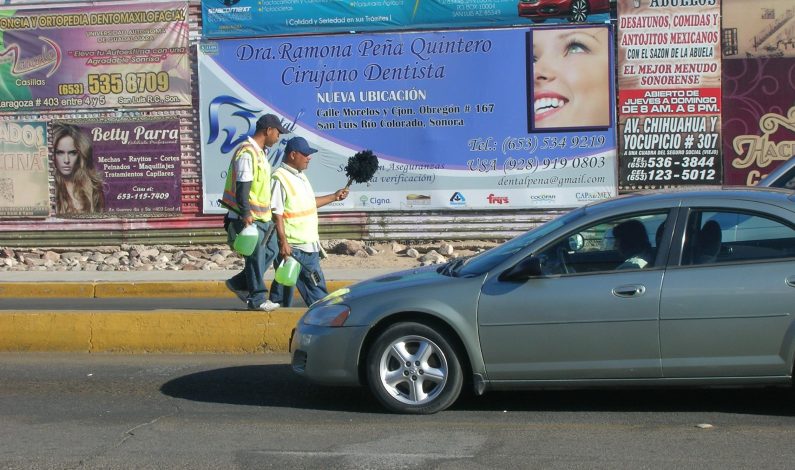 Municipio retira anuncios en muro de acero Sonora-Arizona