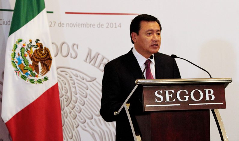 Osorio Chong dialoga con familiares de normalistas desaparecidos