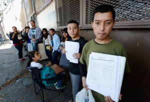 Aunque han dado un paso más en la obtención de licencias de manejo, los dreamers todavía están a la espera de que esto sea una realidad. Foto: AP