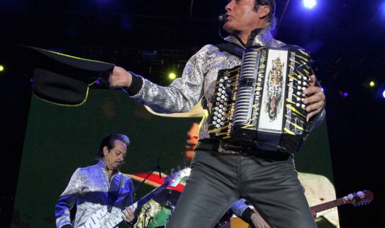 Bailan con Los Tigres del Norte durante concierto en Mazatlán