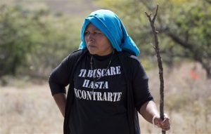 María Román busca en una colina en las afueras de Iguala a su hijo Marco Antonio Méndez Román, de 17 años, desaparecido en abril de 2013. Foto: AP