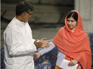 Los ganadores del Premio Nobel de la paz, Malala Yousafzai de Pakistán y Kailash Satyarthi de la India durante la ceremonia de entrega del galardón en Oslo, Noruega. Foto: AP