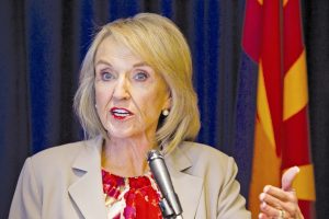 En 2012 la gobernadora Jan Brewer emitió una orden ejecutiva para prohibir a los funcionarios estatales emitir licencias para los “dreamers”. Foto: AP