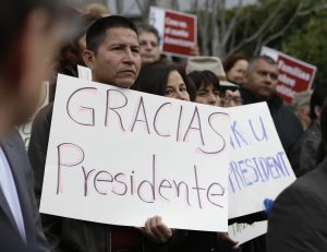 La orden ejecutiva fue anunciada por Obama el pasado 20 de noviembre para extender el amparo contra la deportación a casi la mitad de los 11.2 millones de indocumentados que se cree residen en Estados Unidos. Foto: AP