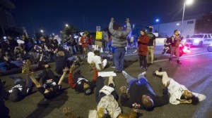 Más de un centenar de personas se manifestaron el jueves en Phoenix por la muerte de Rumain Brisbon. Foto: AP