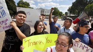 La decisión de otorgar licencias de conducir a los Dreamers podría beneficiar a unos 20 mil estudiantes. Foto: AP