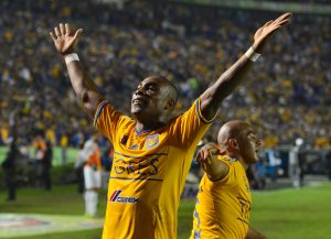 Tigres de la UANL logró una endeble ventaja de 1-0 sobre América, al ganar el encuentro de ida por la final del Torneo Clausura 2014, jugado en el estadio Universitario que fue un manicomio por sus eufóricos aficionados. Foto: Notimex