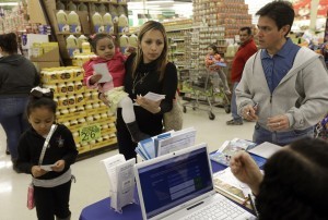 En Arizona los hispanos representan 30% de la población y 24% de los enrolados en el seguro de salud. Foto: AP