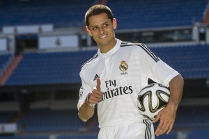 Javier Hernández estará fuera de actividad por varias semanas y se perderá la Copa Oro. Foto: AP