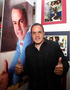 El futbolista mexicano, Cuauhtémoc Blanco fue homenajeado el domingo en una plaza comercial de la Cd. de México, con una muestra fotográfica. Foto: Notimex