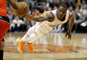 Eric Bledsoe, de los Suns de Phoenix, se lanza por un balón perdido durante la segunda mitad del partido del domingo 4 de enero de 2015 frente a los Raptors de Toronto. Foto: AP