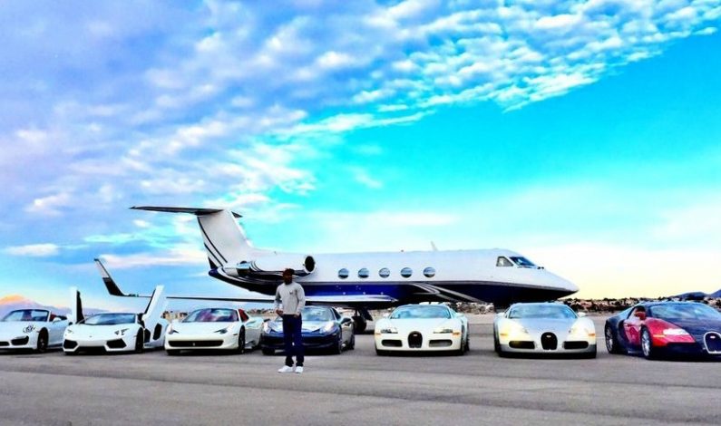 Presume Mayweather Jr. sus “naves”