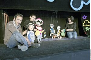 Humberto Camacho, Laura Hernández y Amaranta Leyva dan vida a las Marionetas de la Esquina. Tienen su propio foro: La Titería. Foto: Agencia Reforma