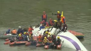 Vista del avión tumbado sobre uno de sus costados tras estrellarse. Foto: AP