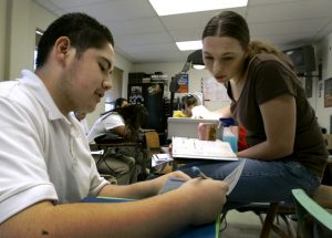 Los electores de Arizona aprobaron en 2006 por mayoría abrumadora una ley que prohíbe a personas que viven en el país sin autorización tener derecho a colegiatura con descuento. Foto: AP