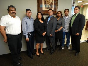 Parte del grupo que trabaja en la formación de la Junta Escolar Latina de Arizona. Foto: Mixed Voces