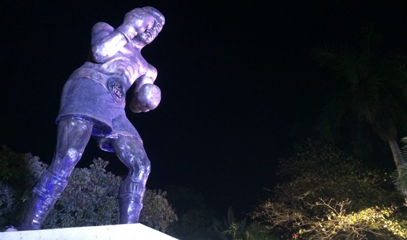 Julio César Chávez es homenajeado en Culiacán y develan su estatua