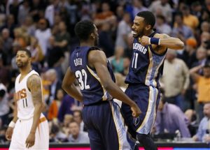 Jeff Green (32), de los Grizzlies de Memphis, festeja con Mike Conley luego de encestar el punto de la diferencia en un tiro libre ante los Suns de Phoenix,