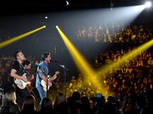 El rockero colombiano cantó "Juntos", el tema que compuso para la película de Disney "McFarland, USA". Foto: AP