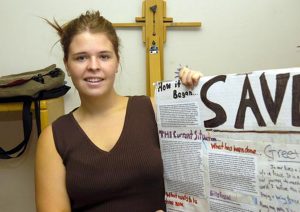 Kayla Mueller después de pronunciar un mensaje ante un grupo en Prescott, Arizona, el 30 de mayo de 2013. El grupo Estado Islámico dijo que Mueller, a la que tenía como rehén, murió el viernes 6 de febrero de 2015 durante un ataque aéreo jordano contra Raqa, en el norte de Siria. Foto: AP