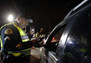 El uso de la red para advertir sobre retenes policiacos es legal conforme a las leyes estadunidenses, dado que los policías se colocan en lugares públicos y por ende la información es también pública. Foto: AP