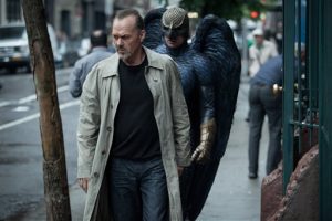 Michael Keaton interpreta a Riggan Thomson, una astro de Hollywood famoso por darle vida a un superhéroe alado que trata de cambiar su imagen pública al montar una drama de Broadway. Foto: AP