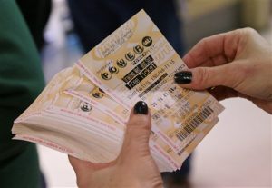 Boletos vendidos en Carolina del Norte, Puerto Rico y Texas que acertaron los seis números del premio mayor se repartirán $564.1 millones. Foto: AP