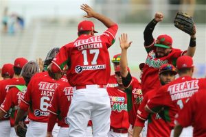 Los jugadores de México celebran tras vencer 2-1 a Cuba en la Serie del Caribe,