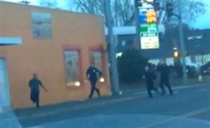 En una imagen tomada de un video grabado el 10 de febrero de 2015 a través de un celular y proporcionado por Darío Infante, Antonio Zambrano Montes, izquierda, mira hacia los policías mientras huye de ellos en Pasco, Washington. (Foto AP