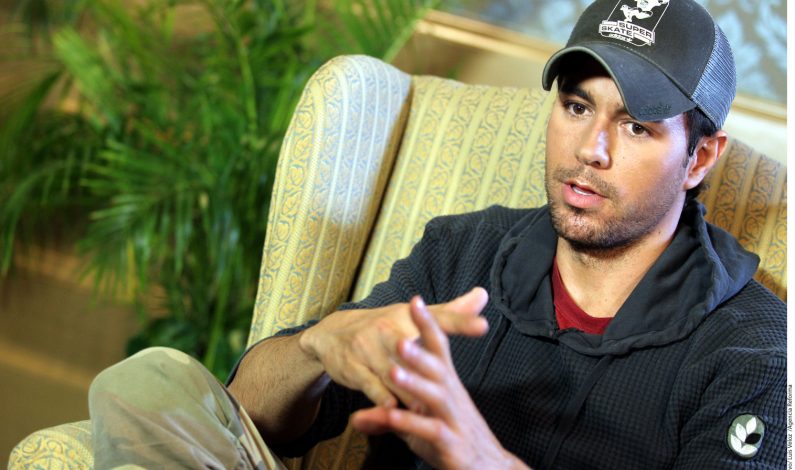 Anuncian beca Enrique Iglesias de $200 mil